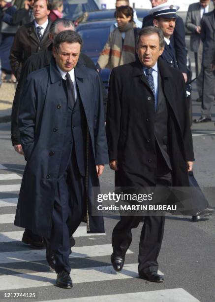L'animateur de télévision Michel Drucker et son frère Jean Drucker, PDG de M6 arrivent à l'église Saint François-Xavier, le 20 mars 2003 à Paris,...