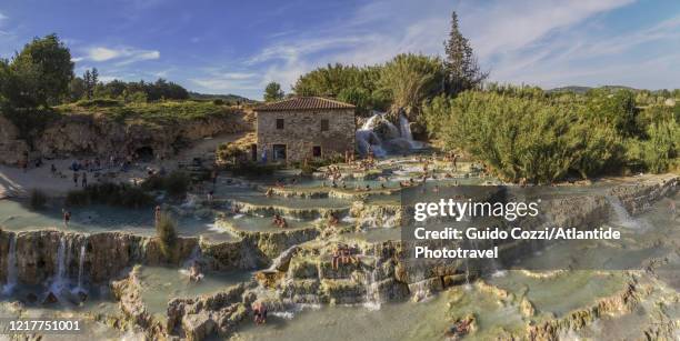 saturnia, cascate del mulino, tuscany - piscine thermale photos et images de collection
