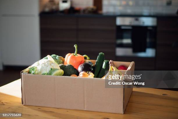 fresh food delivery service - fruit box stock pictures, royalty-free photos & images