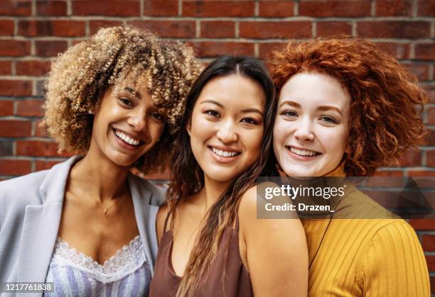 schöne vielfältige junge frauen - asiatisch, afican und latina posieren zusammen - hair color stock-fotos und bilder