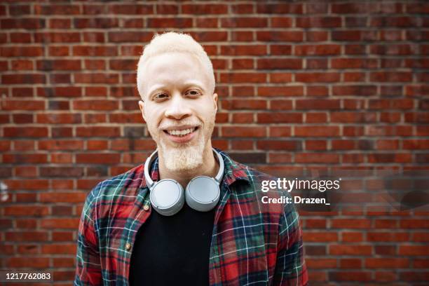 porträt eines hübschen albino afrikanischen mannes - albino man stock-fotos und bilder