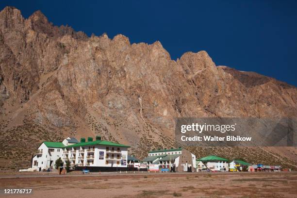 andean ski town along rn 7 to chilean frontier, los penitentes, mendoza province, argentina - penitentes stockfoto's en -beelden