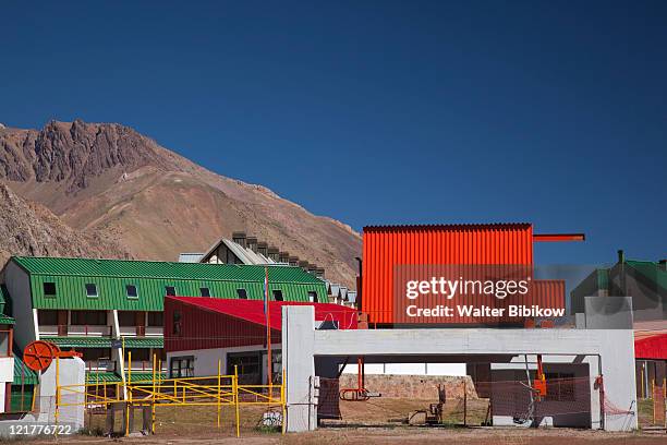 andean ski town resort along rn 7 to chilean frontier, los penitentes, mendoza province, argentina - penitentes stockfoto's en -beelden