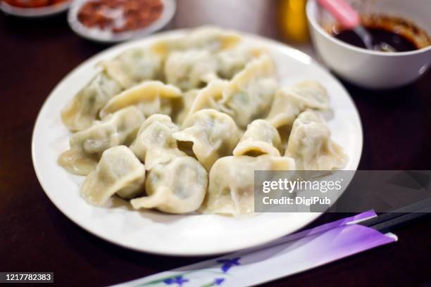 boiled jiaozi (chinese dumplings) meal at chinese restaurant in yokohama - chinese dumpling foto e immagini stock