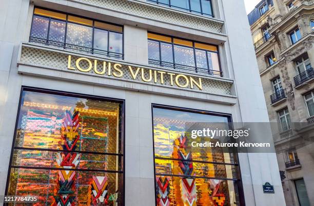 a tour of the world famous Louis Vuitton workshop in Asnieres Sur Photo  d'actualité - Getty Images