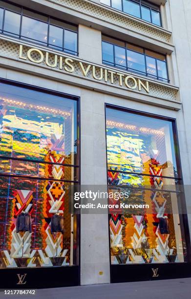 louis vuitton store auf champs-elysées in paris - louis vuitton designermarke stock-fotos und bilder