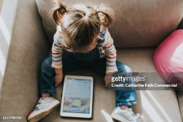 girl on a tablet device - children on a tablet stockfoto's en -beelden