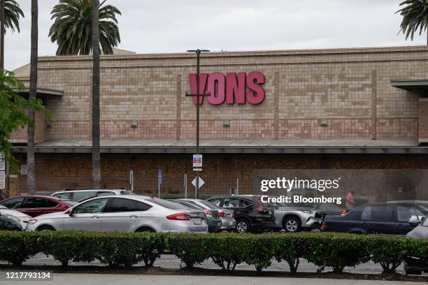 Boarded up Albertsons Cos. VONS grocery store, still open for business after being looted, stands in Santa Monica, California, U.S., on Friday, June...