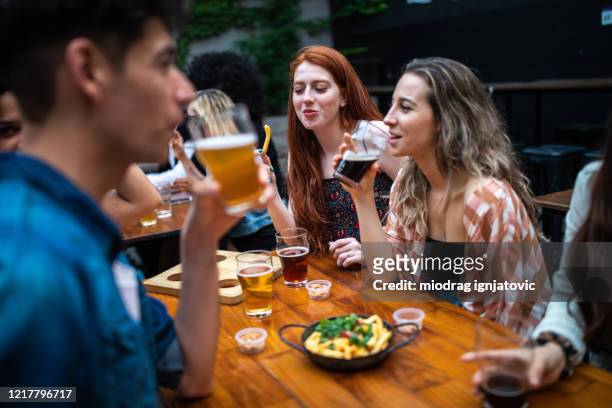 multiethnische freunde genießen spaß zeit zusammen in outdoor-pub - beer nuts stock-fotos und bilder