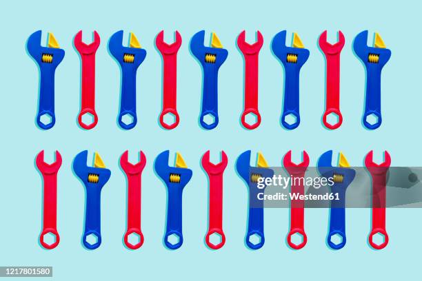 illustration of two rows of red and blue toy wrenches - adjustable wrench点のイラスト素材／クリップアート素材／マンガ素材／アイコン素材