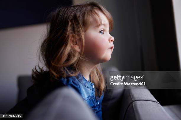 toddler girl looking out of window - 2 3 anni foto e immagini stock