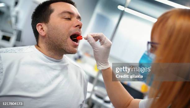 amostragem de cultura nasal. - à prova de covid 19 - fotografias e filmes do acervo