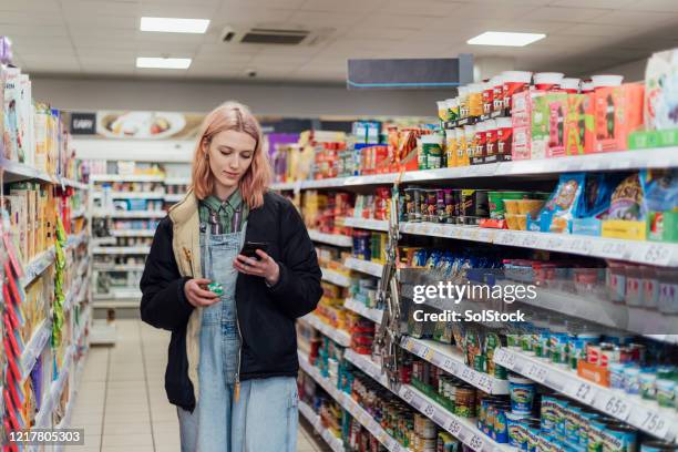 überprüfen der einkaufsliste - tante emma laden stock-fotos und bilder