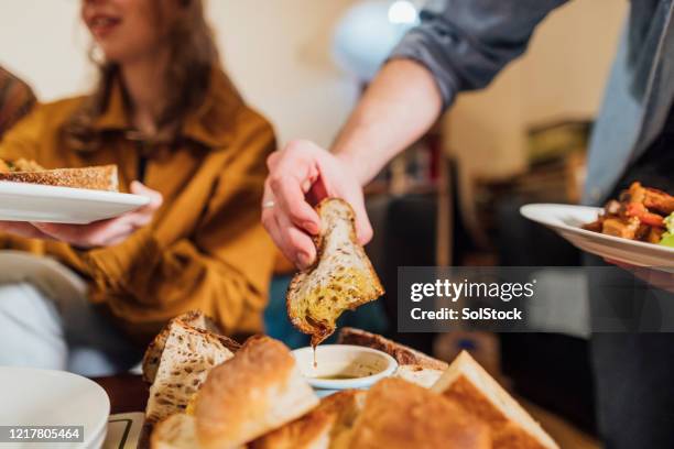 mergulhando pão em óleo - dipping - fotografias e filmes do acervo