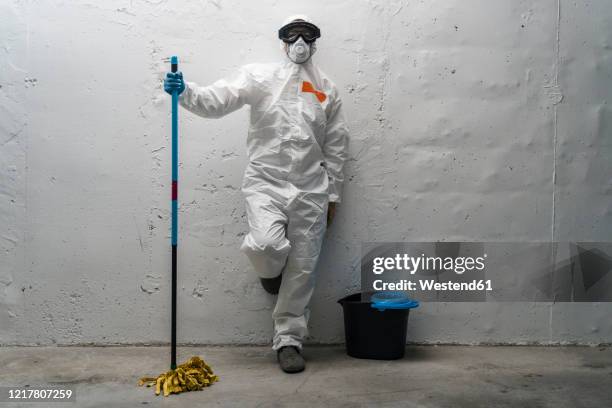 Mops Using Clothes White Mop Bucket Photos and Premium High Res Pictures - Getty Images