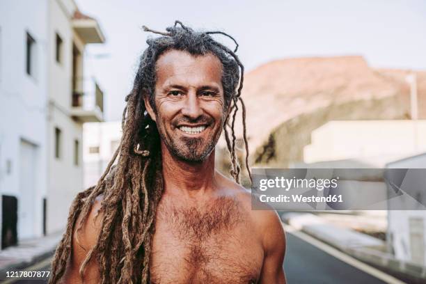 portraits of a man with dreadlocks in a canaran village, el hierro, spain - dreadlocks photos et images de collection
