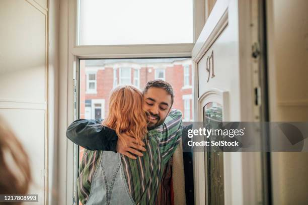 amis saluant les uns les autres - welcome home photos et images de collection