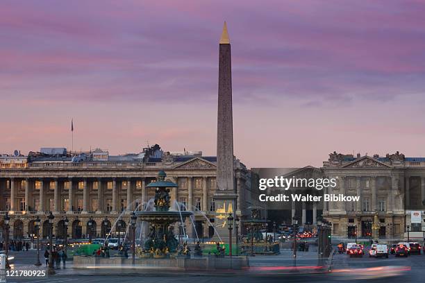 france, paris, place de la concorde at dusk - place de la concorde stock-fotos und bilder