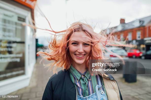 avoir du plaisir à l’extérieur - visage caché par les cheveux photos et images de collection