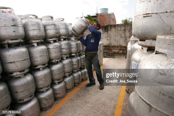 erdgas aus öl - gas cylinder stock-fotos und bilder