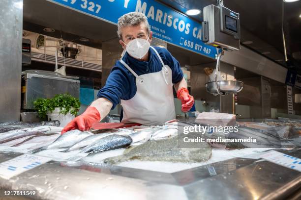 visser op de centrale markt tijdens de covid 19 coronaviruspandemie in valencia, spanje - viswinkel stockfoto's en -beelden