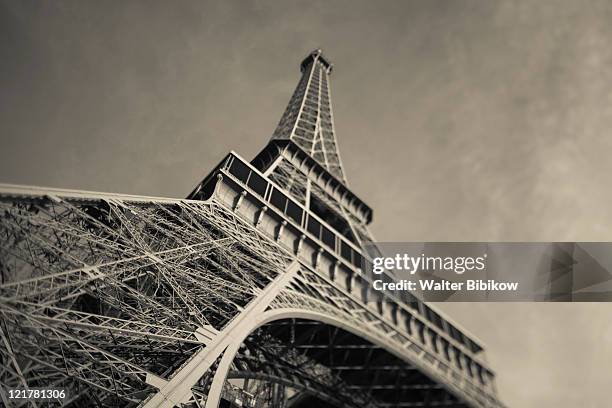 france, paris, eiffel tower at dawn - french culture foto e immagini stock