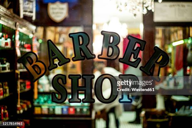 usa, new york city, window pane of a barber shop - barber shop fotografías e imágenes de stock