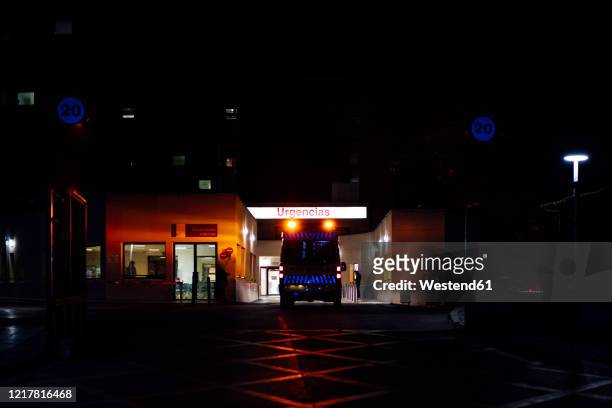 ambulance on emergency mission at hospital, madrid, spain - serviço de urgência imagens e fotografias de stock