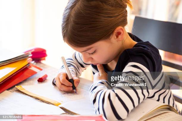 girl doing homework - füller stock-fotos und bilder