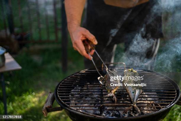 pescado de caballa en la barbacoa - anjova fotografías e imágenes de stock