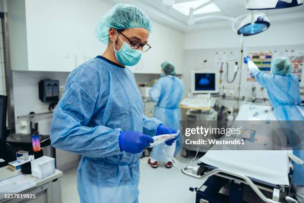 doctors preparing trauma room of a hospital - acute care stock pictures, royalty-free photos & images