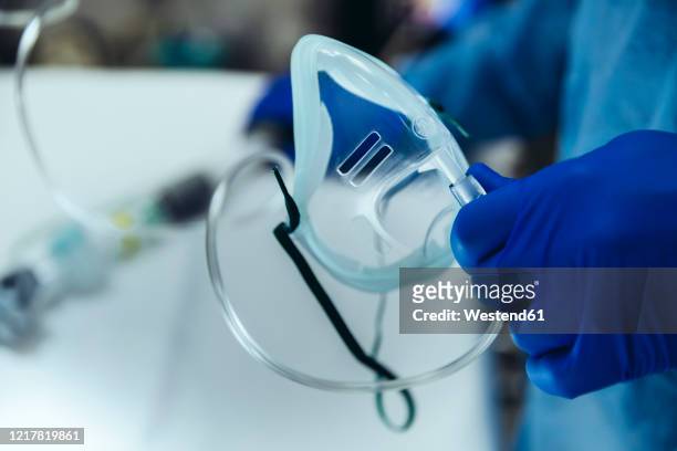 close-up of emergeny doctor holding an oxygen mask in hospital - maschera per l'ossigeno foto e immagini stock