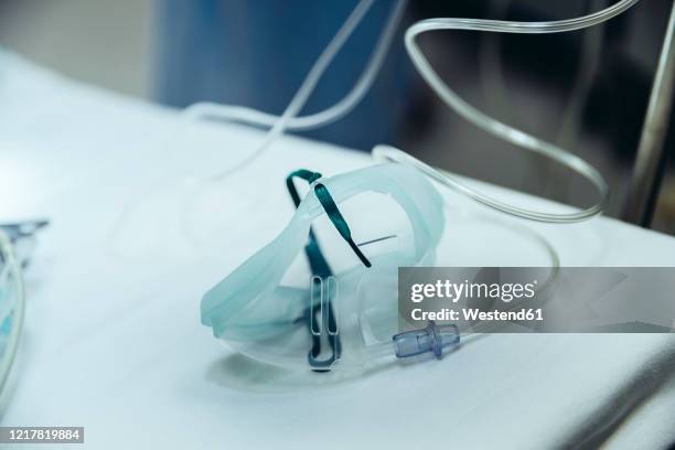 oxygen mask in trauma room of a hospital - gasmask bildbanksfoton och bilder