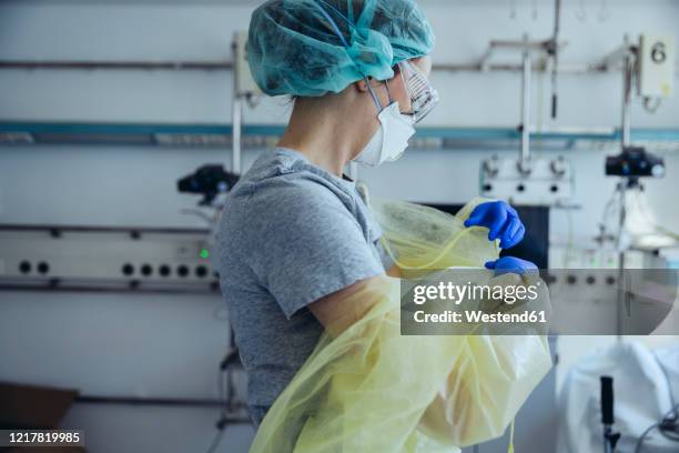 Surgical Gown Removal Photos and Premium High Res Pictures - Getty Images