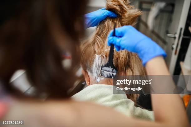 tochter stirbt ihre mutter haare zu hause - färbemittel stock-fotos und bilder