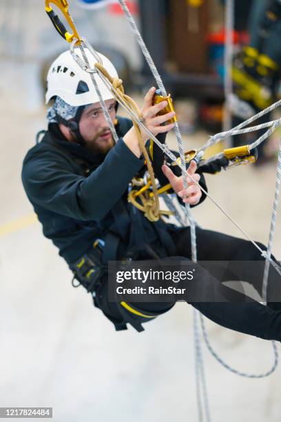 le travailleur grimpe - rope high rescue photos et images de collection