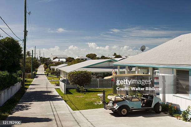 abacos, man o war cay, house w/ golf cart - bahamas golf stock-fotos und bilder