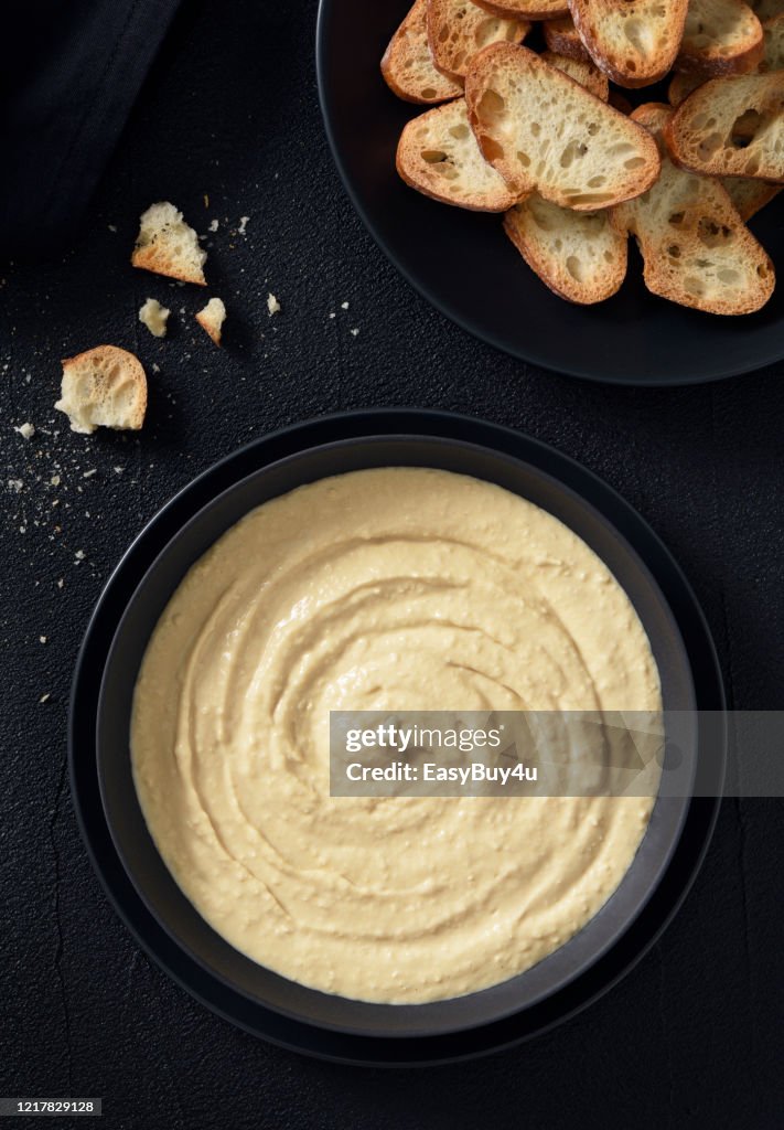 Hummus and dry bread