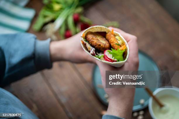 falafel in tortila wrap's - burrito stockfoto's en -beelden