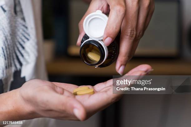 holding pill in hand - antidepressants stockfoto's en -beelden
