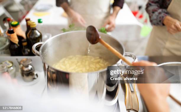 chef-kok die toont hoe om de eg-tijd aan de mensen bij het koken klasse te maken - gnocchi stockfoto's en -beelden