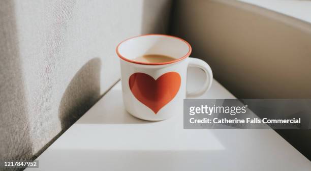 heart coffee cup - taza de té fotografías e imágenes de stock