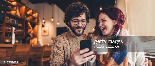 koffiepauze gesprek - alleen volwassenen stockfoto's en -beelden