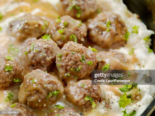 boulettes de viande suédoises avec purée de pommes de terre - sauce à base de crème photos et images de collection