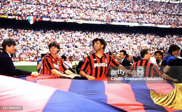 Aldo Serena, Filippo Galli, Ruud Gullit and Jean-Pierre Papin of AC Milan celebrate the Serie A victory with the AC Milan flag during the Seri A in...