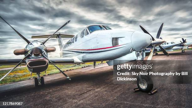 fly king air - turboprop engine fotografías e imágenes de stock