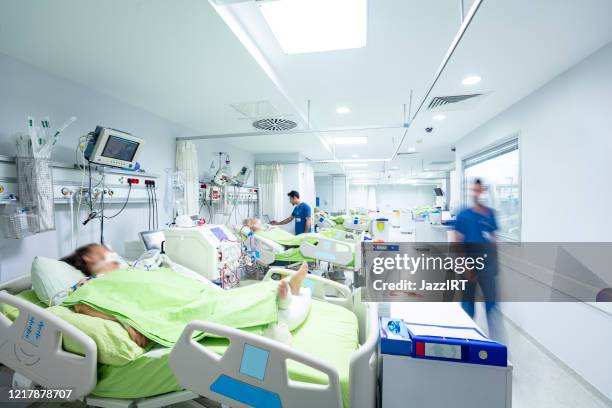 intensivpflege im krankenhaus, covid-19 - intensivstation stock-fotos und bilder