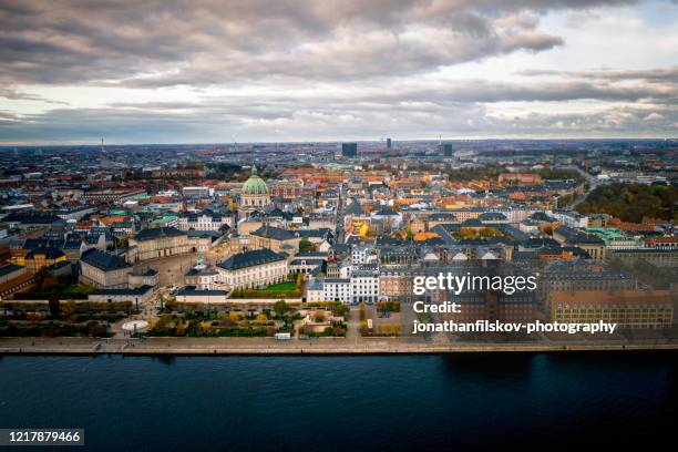 paisagem urbana de copenhague: arquitetura moderna no mar - palácio de amalienborg - fotografias e filmes do acervo