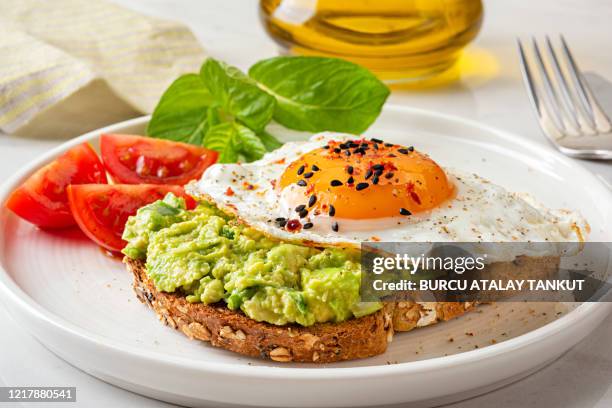 avocado toast - toasted sandwich stockfoto's en -beelden