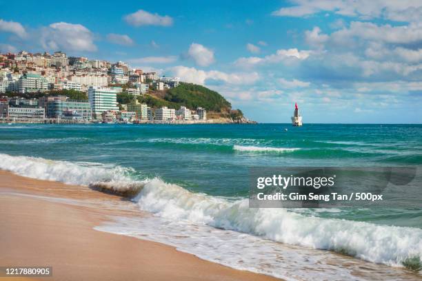 waves breaking on sandy haeundae beach, busan, south korea - busan fotografías e imágenes de stock